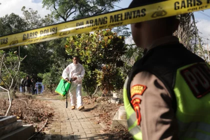 Petugas mengenakan baju alat pelindung diri saat proses ekshumasi jenazah Sutrimo mantan kepala rumah tangga eks Jampidsus Kejagung Febrie Adriansyah, di Desa Wlahar, Wangon, Banyumas, Jawa Tengah