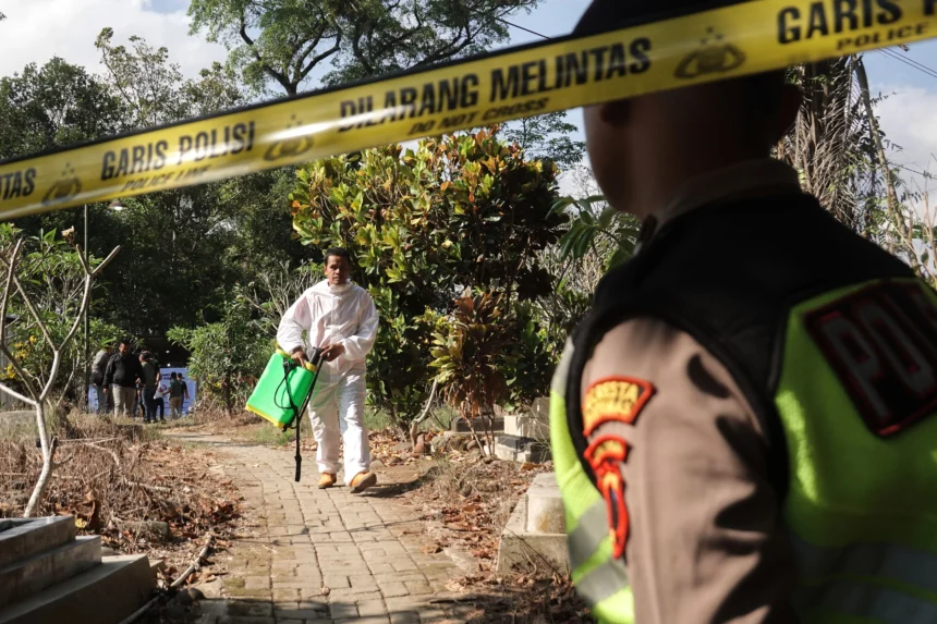 Petugas mengenakan baju alat pelindung diri saat proses ekshumasi jenazah Sutrimo mantan kepala rumah tangga eks Jampidsus Kejagung Febrie Adriansyah, di Desa Wlahar, Wangon, Banyumas, Jawa Tengah