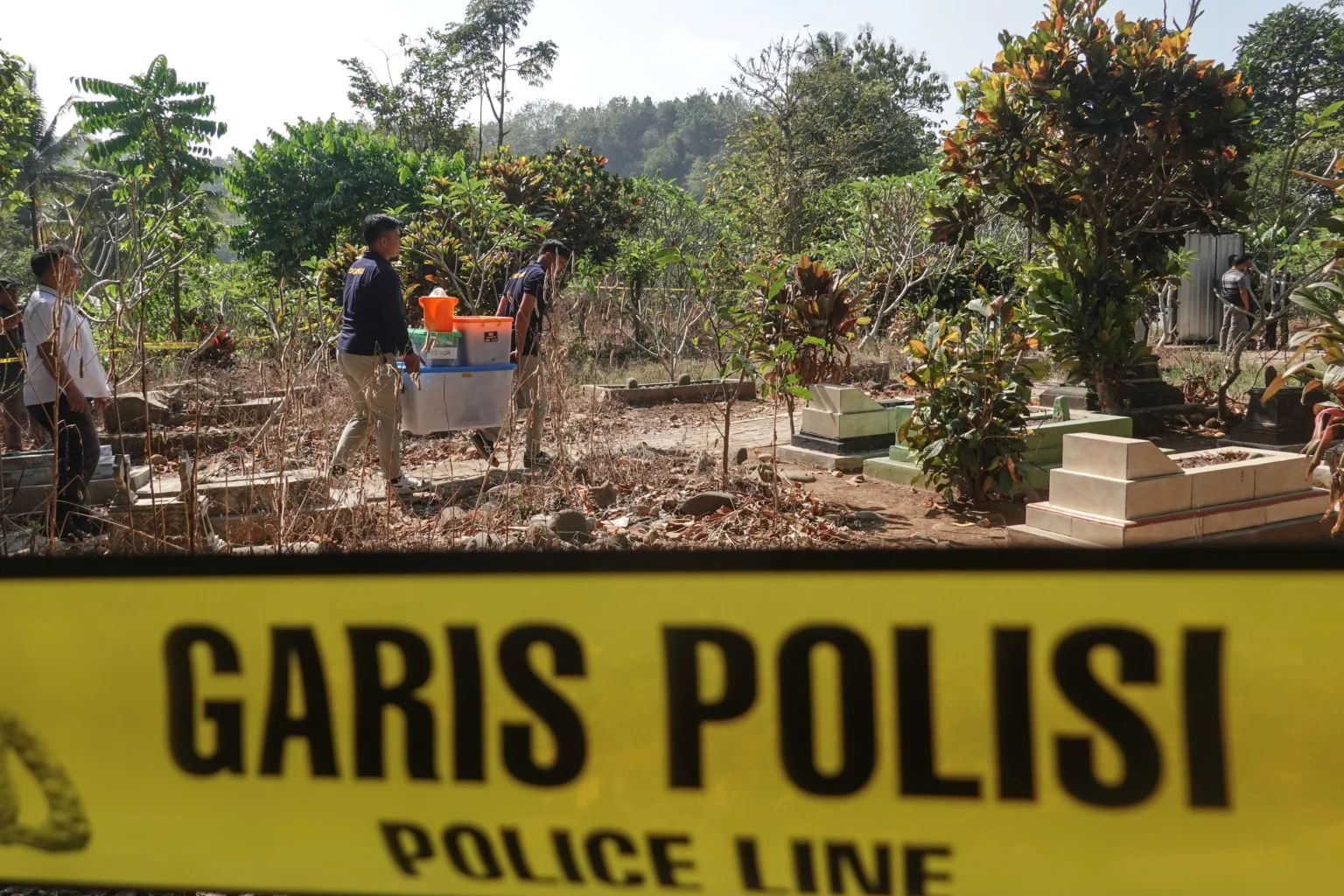 Petugas membawa peralatan untuk proses ekshumasi jenazah Sutrimo mantan kepala rumah tangga eks Jampidsus Kejagung Febrie Adriansyah, di Desa Wlahar, Wangon, Banyumas, Jawa Tengah, Rabu (12/8/2026).