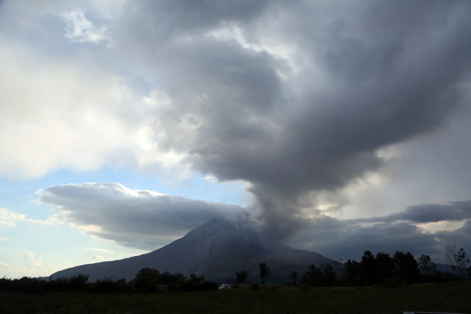 Gunung Sinabung menyemburkan abu vulkanis saat erupsi di Kecamatan Naman Teran, Kabupaten Karo, Sumatera Utara, Senin (31/8/2026).