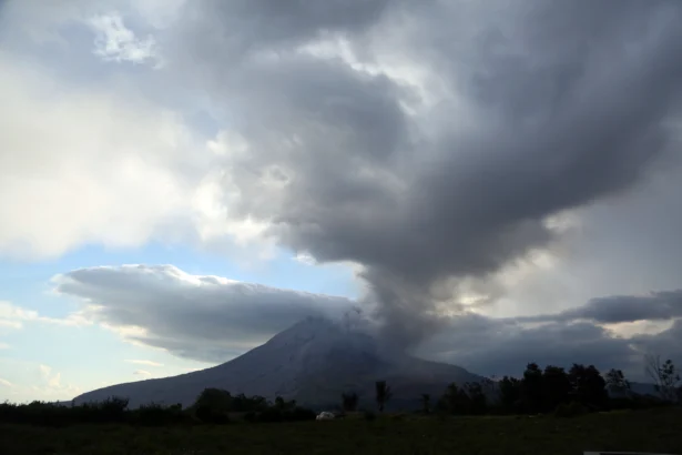 Gunung Sinabung menyemburkan abu vulkanis saat erupsi di Kecamatan Naman Teran, Kabupaten Karo, Sumatera Utara, Senin (31/8/2026).