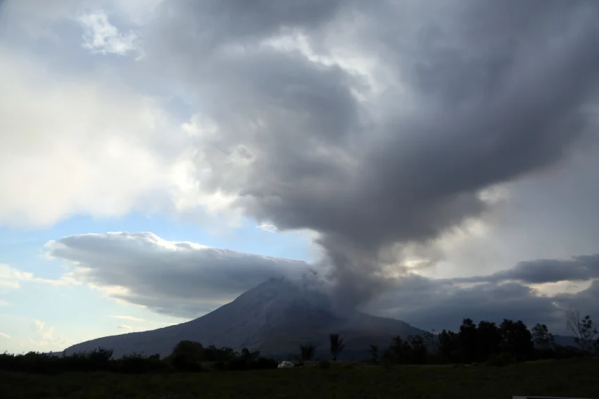 Gunung Sinabung menyemburkan abu vulkanis saat erupsi di Kecamatan Naman Teran, Kabupaten Karo, Sumatera Utara, Senin (31/8/2026).