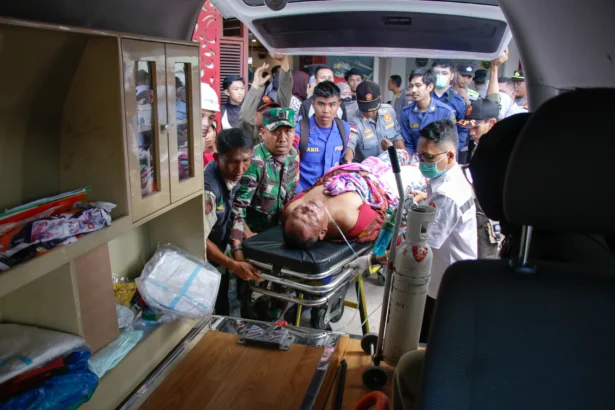 Petugas gabungan mengevakuasi penumpang Kapal Motor Penumpang (KMP) Putri Yasmin ke mobil ambulance untuk menjalani penanganan medis setibanya di Pelabuhan ASDP Lembar, Lombok Barat, Nusa Tenggara Barat, Rabu (12/8/2026).