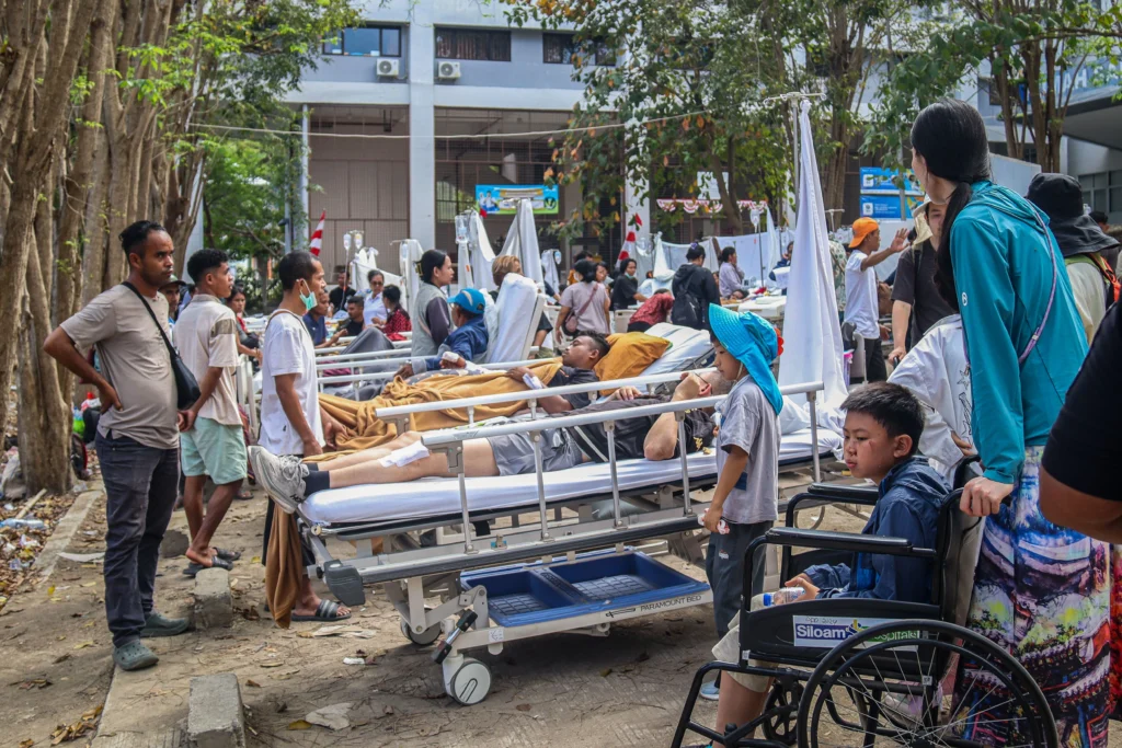 Sejumlah pasien terdampak gempa dievakuasi di halaman RS Siloam Labuan Bajo, Manggarai Barat, NTT. (Sumber: Antara Foto/Gecio Viana/sth/nz)