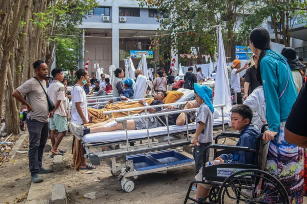 Sejumlah pasien terdampak gempa dievakuasi di halaman RS Siloam Labuan Bajo, Manggarai Barat, NTT. (Sumber: Antara Foto/Gecio Viana/sth/nz)