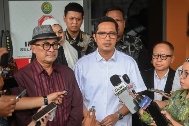 Kuasa hukum mantan Jaksa Agung Muda Bidang Tindak Pidana Khusus (Jampidsus) Febrie Adriansyah, Febri Diansyah (tengah) dan Firman Wijaya (kiri) menyampaikan keterangan pers di Pengadilan Negeri Jakarta Selatan, Jakarta, Rabu (5/8/2026).