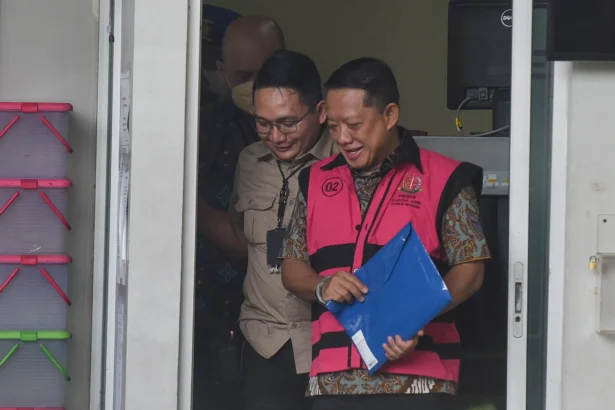 Tersangka yang merupakan mantan Jaksa Agung Muda Tindak Pidana Khusus (Jampidsus) Febrie Adriansyah (kanan) berjalan menuju mobil tahanan di Rutan Cabang KPK, Jakarta, Jumat (7/8/2026).