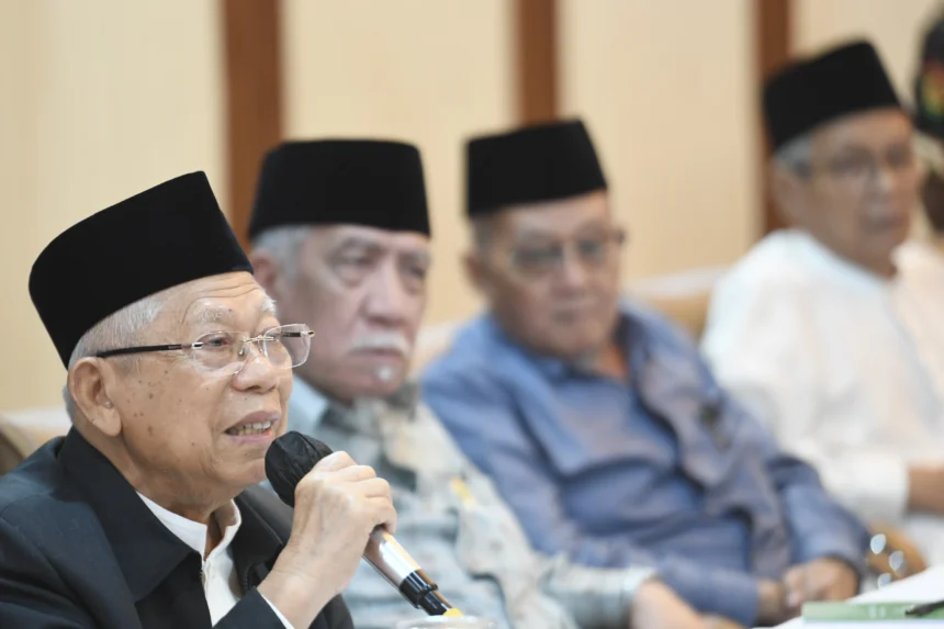 Mustasyar Pengurus Besar Nahdlatul Ulama (PBNU) KH Ma'ruf Amin (kiri) didampingi KH Ubab Maimoen (kedua kiri) memberikan keterangan pers seusai Forum Kiai Sepuh di Gedung PBNU, Jakarta, Kamis (20/8/2026).