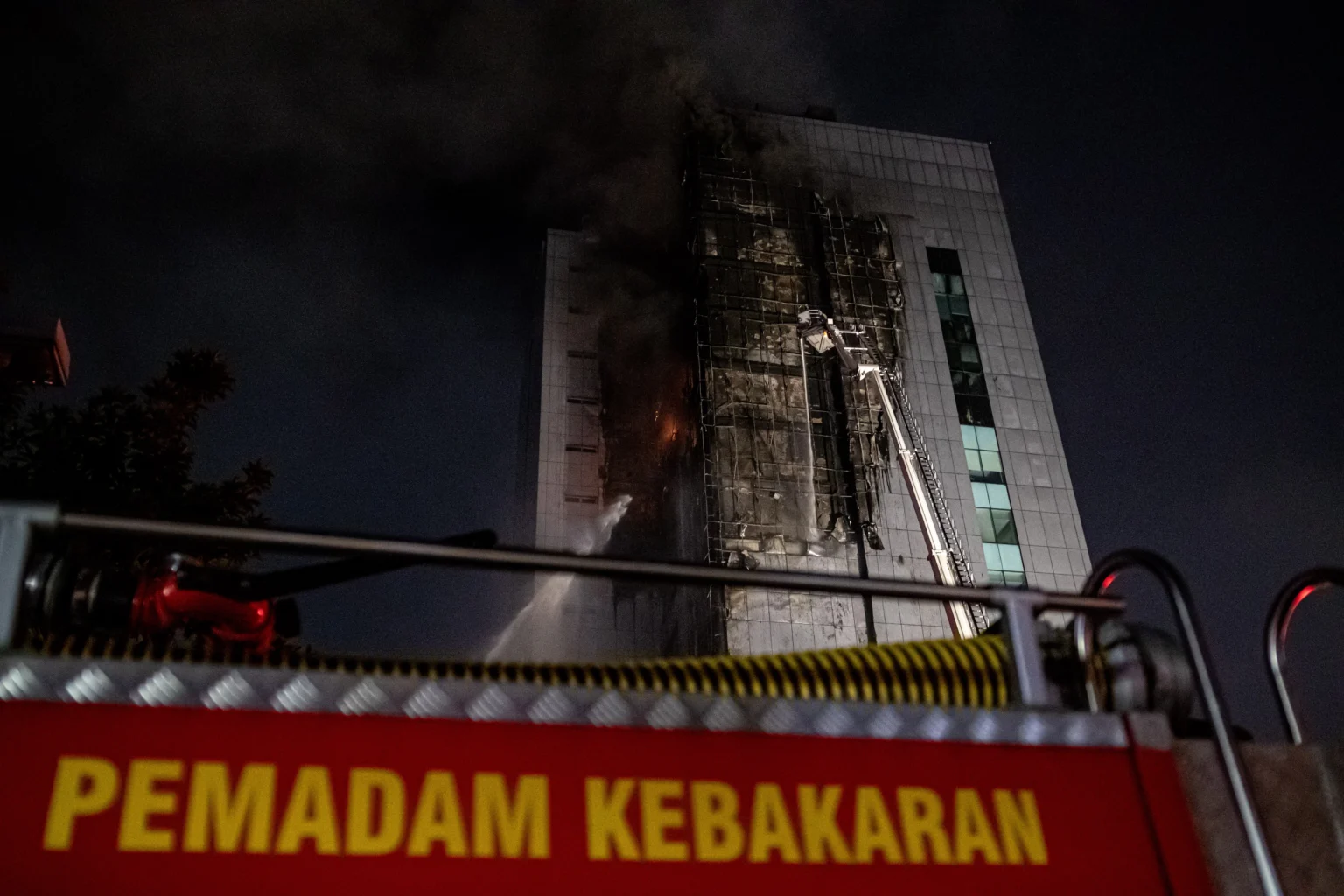 Pertugas Dinas Penanggulangan Kebakaran dan Penyelamatan (Gulkarmat) Jakarta berupaya memadamkan kobaran api yang membakar Gedung Badan Pendapatan Daerah (Bapenda) DKI Jakarta di Jalan Abdul Muis, Jakarta,