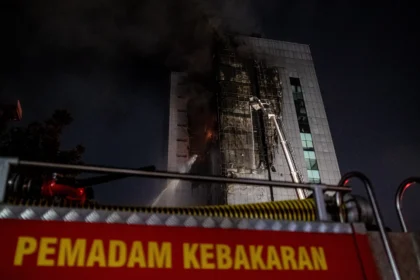 Pertugas Dinas Penanggulangan Kebakaran dan Penyelamatan (Gulkarmat) Jakarta berupaya memadamkan kobaran api yang membakar Gedung Badan Pendapatan Daerah (Bapenda) DKI Jakarta di Jalan Abdul Muis, Jakarta,