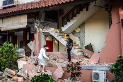 Pegawai dan wisatawan asing melihat gedung Hotel Jayakarta yang rusak akibat gempa di Labuan Bajo, Manggarai Barat, Nusa Tenggara Timur (NTT). (Sumber: Antara Foto/Gecio Viana/sth/nz)