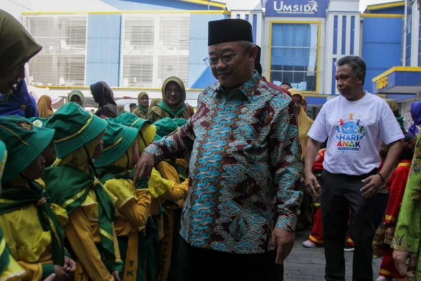 Menteri Pendidikan Dasar dan Menengah Abdul Mu'ti (kedua kanan) menyapa anak-anak saat Seminar Nasional Perlindungan Anak puncak Hari Anak Nasional ke-42 Tahun 2026 di Universitas Muhammadiyah Sidoarjo, Jawa Timur