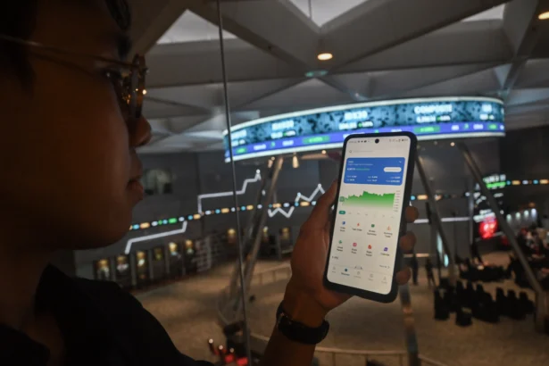 Pengunjung mengamati pergerakan Indeks Harga Saham Gabungan (IHSG) dari layar gawai di Bursa Efek Indonesia (BEI). (Sumber: Antara Foto/Fakhri Hermansyah/hma)