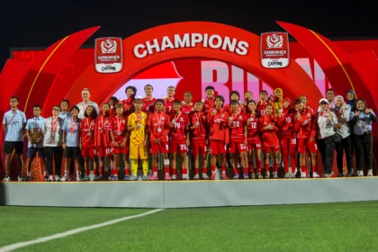 Sejumlah pesepak bola, staf pelatih, dan ofisial Timnas Putri Garuda Pertiwi U16 Indonesia berfoto dengan medali runner up Piala Srikandi Merdeka 2026 di Supersoccer Arena, Kudus, Jawa Tengah, Minggu (23/8/2026).