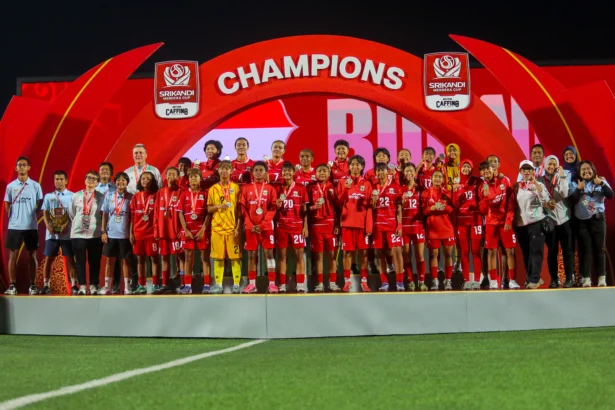 Sejumlah pesepak bola, staf pelatih, dan ofisial Timnas Putri Garuda Pertiwi U16 Indonesia berfoto dengan medali runner up Piala Srikandi Merdeka 2026 di Supersoccer Arena, Kudus, Jawa Tengah, Minggu (23/8/2026).