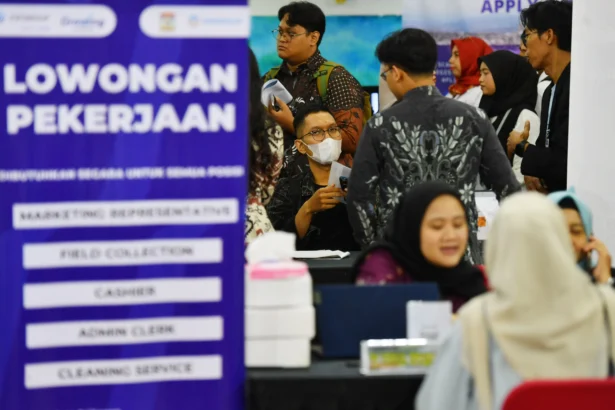 Pelamar kerja melakukan wawancara secara tatap muka pada bursa kerja bertajuk Job Market Fair 2026 di BSCC Dome, Balikpapan, Kalimantan Timur. (Sumber: Antara Foto/Angga Palguna/YU)
