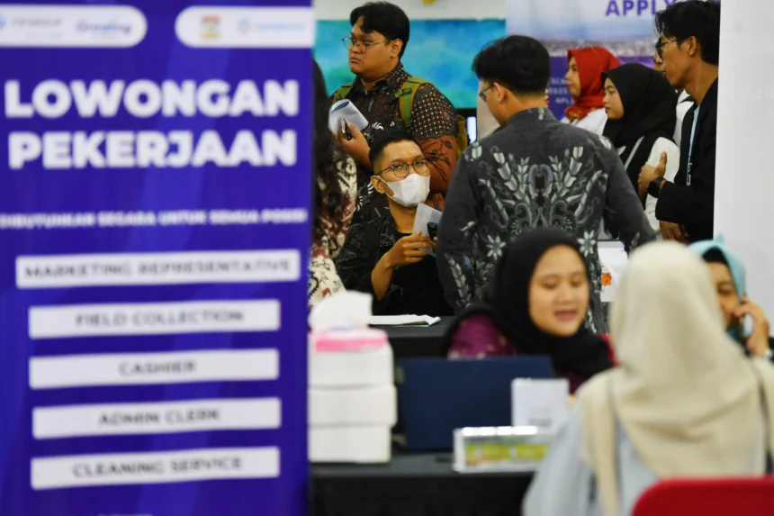 Pelamar kerja melakukan wawancara secara tatap muka pada bursa kerja bertajuk Job Market Fair 2026 di BSCC Dome, Balikpapan, Kalimantan Timur. (Sumber: Antara Foto/Angga Palguna/YU)
