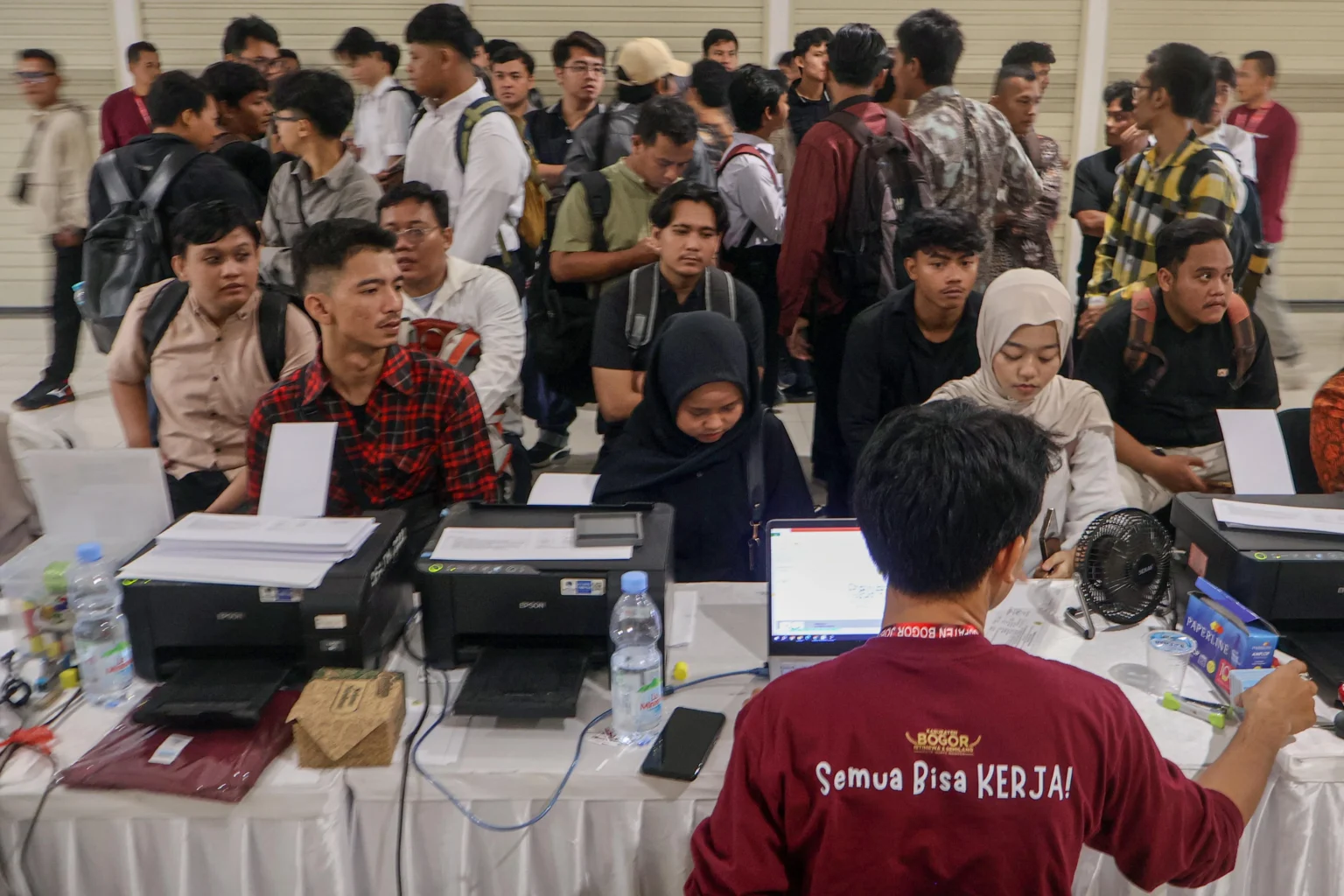 Pencari kerja antre untuk mendaftar pekerjaan di Bursa Kerja 2026, Vivo Mall, Sentul, Kabupaten Bogor, Jawa Barat, Rabu (5/8/2026).