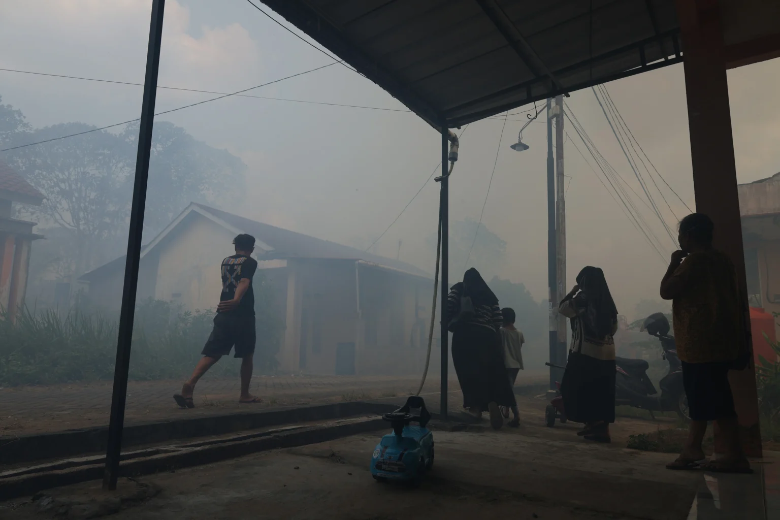 Warga mengamati kepulan asap akibat kebakaran hutan dan lahan (karhutla) yang mendekati permukiman di Komplek Arwana Indah, Desa Arang Limbung, Kecamatan Sungai Raya, Kabupaten Kubu Raya, Kalimantan Barat