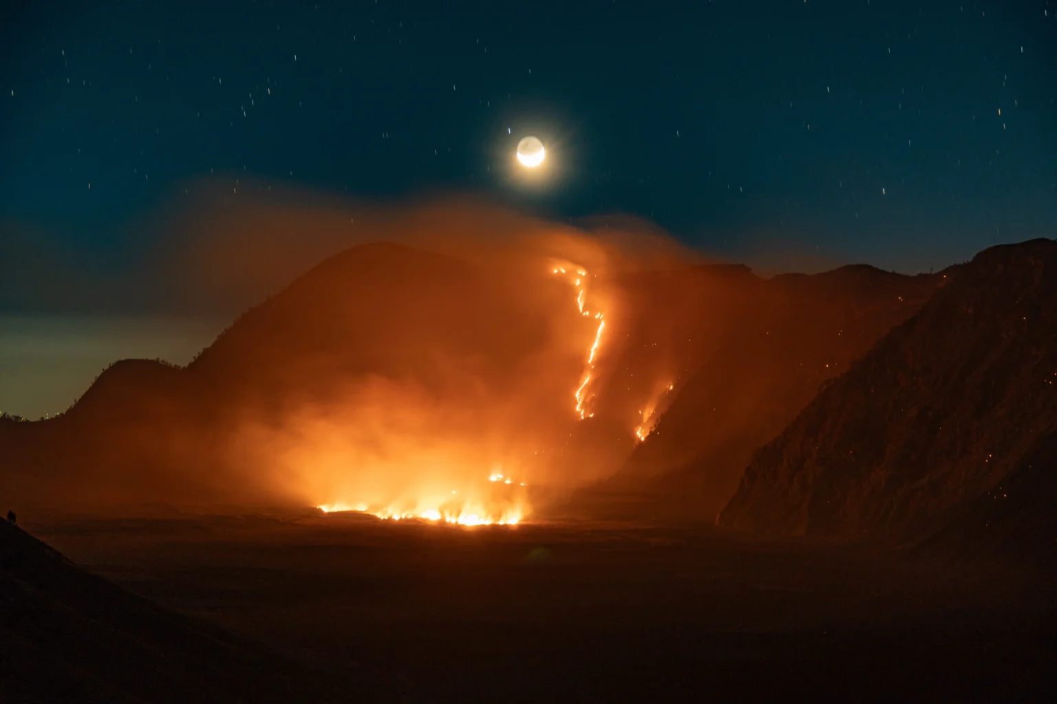 Asap dan kobaran api terlihat di kawasan Taman Nasional Bromo Tengger Semeru (TNBTS), Kabupaten Probolinggo, Jawa Timur, Minggu (9/8/2026) dini hari.