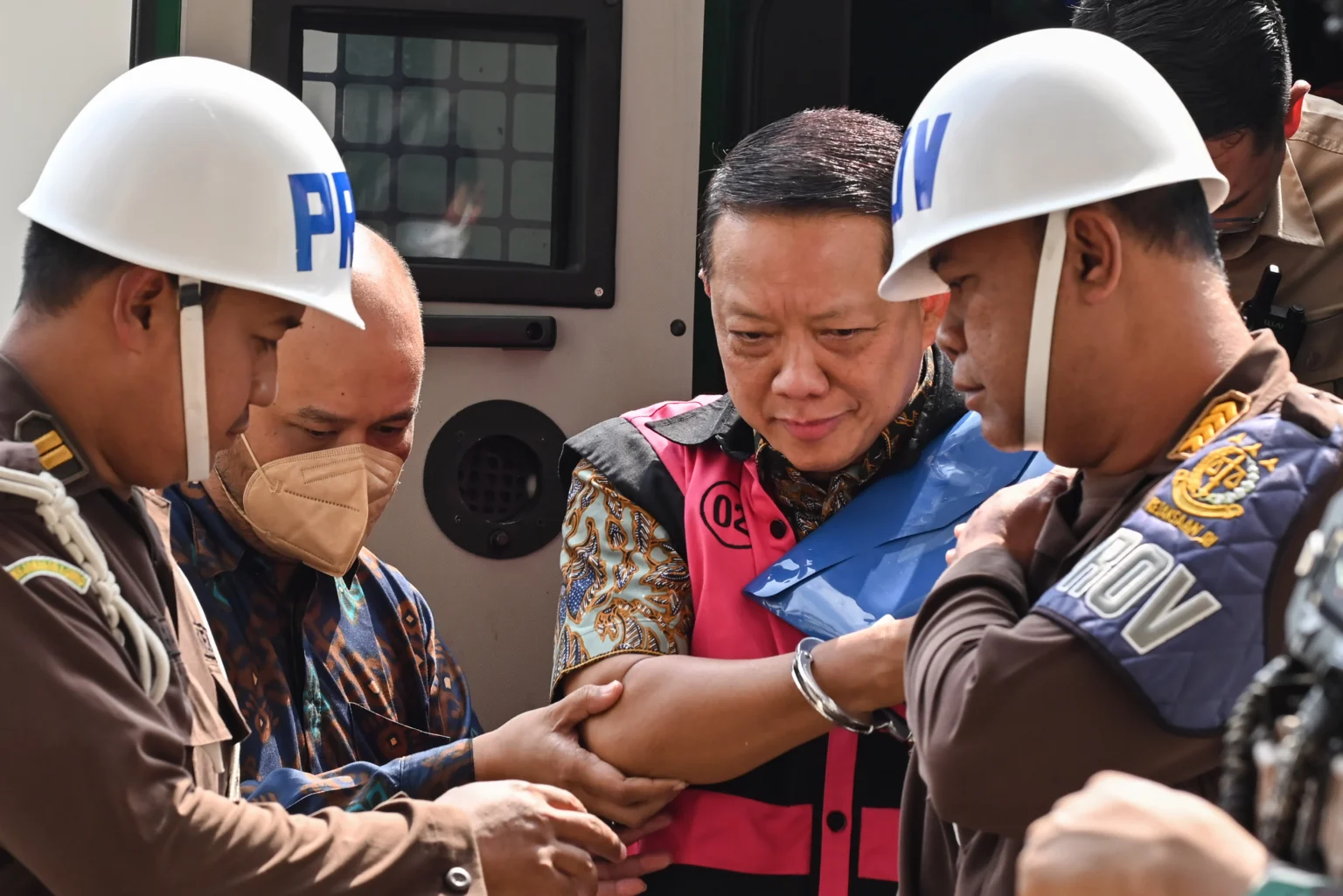 Tersangka kasus dugaan Tindak Pidana Pencucian Uang (TPPU) Febrie Adriansyah (tengah) saat tiba di Gedung Utama Kejaksaan Agung, Jakarta, Jumat (7/8/2026).