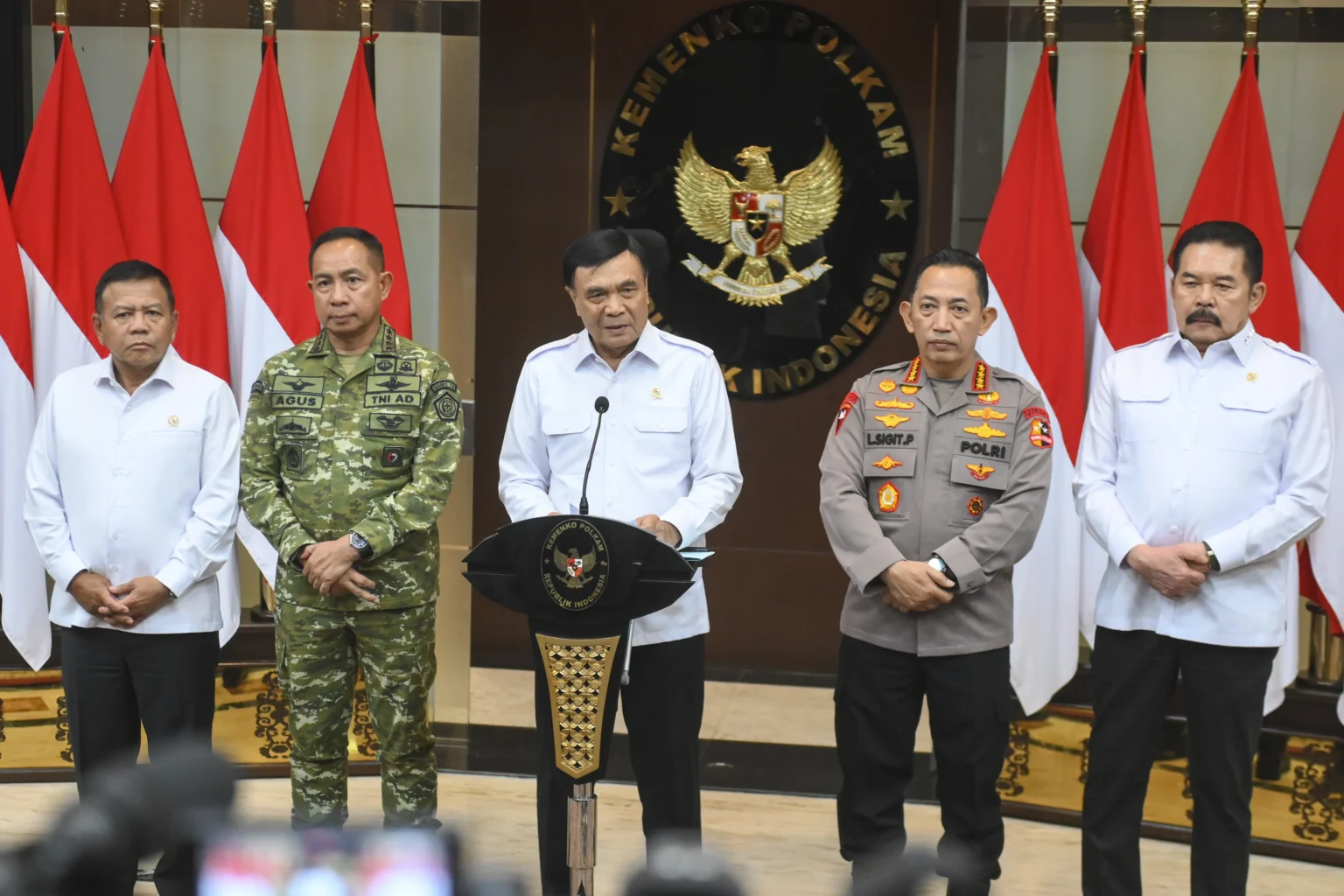 Menteri Koordinator Bidang Politik dan Keamanan (Menko Polkam) Djamari Chaniago (tengah) didampingi Kapolri Jenderal Pol. Listyo Sigit Prabowo (kedua kanan), Panglima TNI Jenderal TNI Agus Subiyanto (kedua kiri), Jaksa Agung ST Burhanuddin (kanan), dan Kepala Badan Intelijen Negara (BIN) Muhammad Herindra menyampaikan keterangan saat konferensi pers terkait stabilitas politik dan keamanan di Kantor Kemenko Polkam, Jakarta, Rabu (5/8/2026).