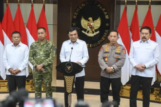 Menteri Koordinator Bidang Politik dan Keamanan (Menko Polkam) Djamari Chaniago (tengah) didampingi Kapolri Jenderal Pol. Listyo Sigit Prabowo (kedua kanan), Panglima TNI Jenderal TNI Agus Subiyanto (kedua kiri), Jaksa Agung ST Burhanuddin (kanan), dan Kepala Badan Intelijen Negara (BIN) Muhammad Herindra menyampaikan keterangan saat konferensi pers terkait stabilitas politik dan keamanan di Kantor Kemenko Polkam, Jakarta, Rabu (5/8/2026).