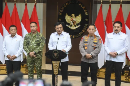 Menteri Koordinator Bidang Politik dan Keamanan (Menko Polkam) Djamari Chaniago (tengah) didampingi Kapolri Jenderal Pol. Listyo Sigit Prabowo (kedua kanan), Panglima TNI Jenderal TNI Agus Subiyanto (kedua kiri), Jaksa Agung ST Burhanuddin (kanan), dan Kepala Badan Intelijen Negara (BIN) Muhammad Herindra menyampaikan keterangan saat konferensi pers terkait stabilitas politik dan keamanan di Kantor Kemenko Polkam, Jakarta, Rabu (5/8/2026).