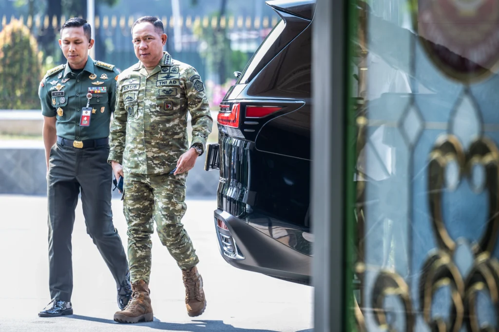 Panglima TNI Jenderal Agus Subiyanto (kanan) berjalan masuk untuk mengikuti Rapat Satuan Tugas Pengawasan Kawasan Hutan (Satgas PKH) di Kementerian Pertahanan, Jakarta. (Sumber: Antara Foto/Bayu Pratama S/tom)