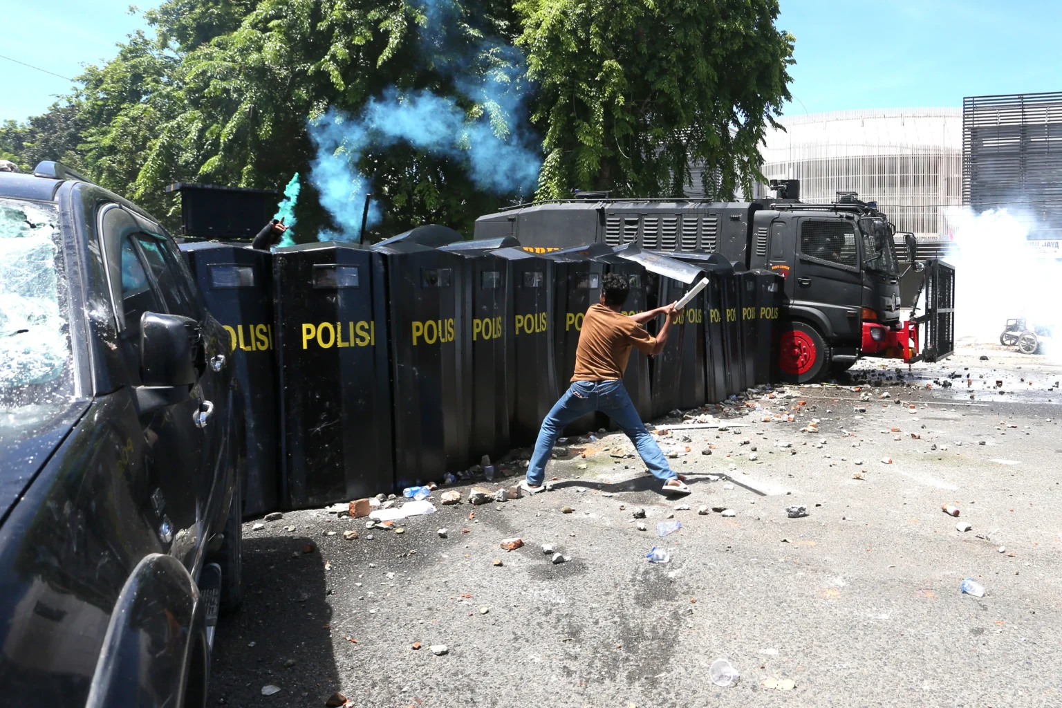 Massa yang menghadiri zikir dan doa bersama peringatan hari perdamaian Aceh terlibat kericuhan di Banda Aceh, Aceh, Sabtu (15/8/2026).