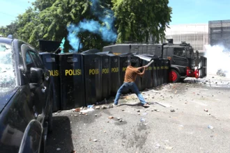 Massa yang menghadiri zikir dan doa bersama peringatan hari perdamaian Aceh terlibat kericuhan di Banda Aceh, Aceh, Sabtu (15/8/2026).