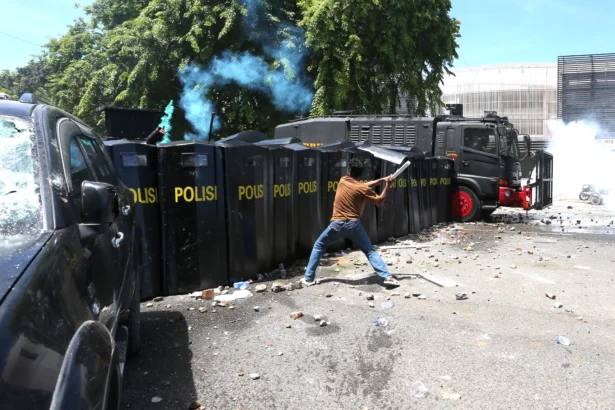 Massa yang menghadiri zikir dan doa bersama peringatan hari perdamaian Aceh terlibat kericuhan di Banda Aceh, Aceh, Sabtu (15/8/2026).