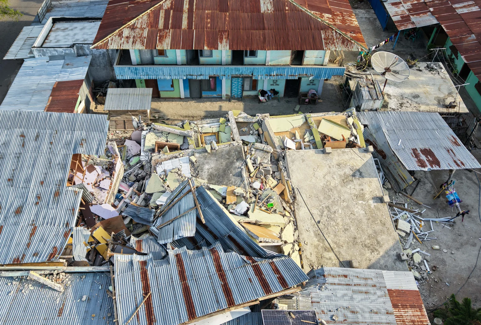 Foto udara bangunan yang rusak akibat gempa di kawasan Reo, Kabupaten Manggarai, NTT, Senin (17/8/2026).