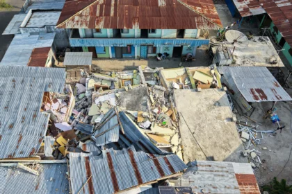 Foto udara bangunan yang rusak akibat gempa di kawasan Reo, Kabupaten Manggarai, NTT, Senin (17/8/2026).
