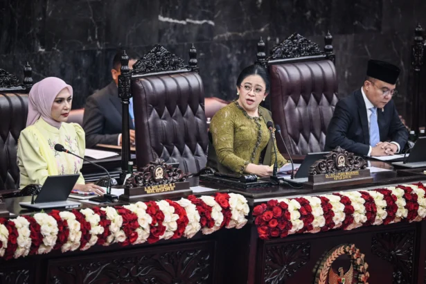Ketua DPR RI Puan Maharani (tengah) didampingi Wakil Ketua DPR Sufmi Dasco Ahmad (kanan) dan Sari Yuliati (kiri) membuka Rapat Paripurna Masa Persidangan I DPR Tahun Sidang 2026-2027 di Gedung Nusantara, Kompleks Parlemen, Jakarta, Jumat (14/8/2026).