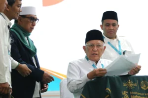 Ketua Umum Pengurus Besar Nahdlatul Ulama (PBNU) terpilih KH Abdul Hakim Mahfudz atau Gus Kikin (kedua kanan) menandatangani pakta integritas usai ditetapkan oleh Ahlul Halli Wal Aqdi (AHWA) saat Muktamar ke-35 Nahdlatul Ulama