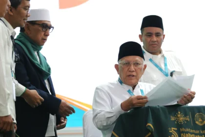 Ketua Umum Pengurus Besar Nahdlatul Ulama (PBNU) terpilih KH Abdul Hakim Mahfudz atau Gus Kikin (kedua kanan) menandatangani pakta integritas usai ditetapkan oleh Ahlul Halli Wal Aqdi (AHWA) saat Muktamar ke-35 Nahdlatul Ulama