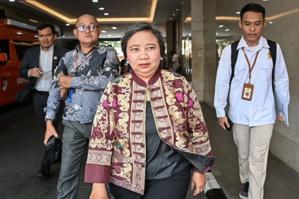 Ketua Komisi Nasional Hak Asasi Manusia (Komnas HAM) Anis Hidayah (tengah) berjalan usai melakukan audiensi di Bareskrim Mabes Polri, Jakarta, Senin (31/8/2026).
