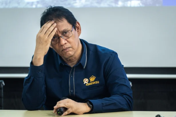 Menteri Keuangan Purbaya Yudhi Sadewa menjawab pertanyaan wartawan saat konferensi pers di Kantor Kementerian Keuangan, Jakarta, Rabu (5/8/2026).