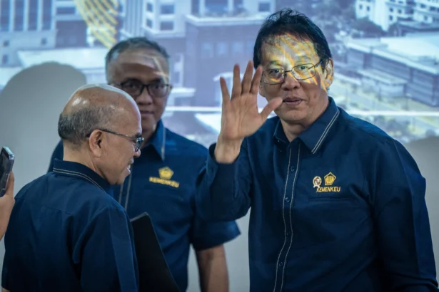 Menteri Keuangan Purbaya Yudhi Sadewa menjawab pertanyaan wartawan saat konferensi pers di Kantor Kementerian Keuangan, Jakarta, Rabu (5/8/2026).