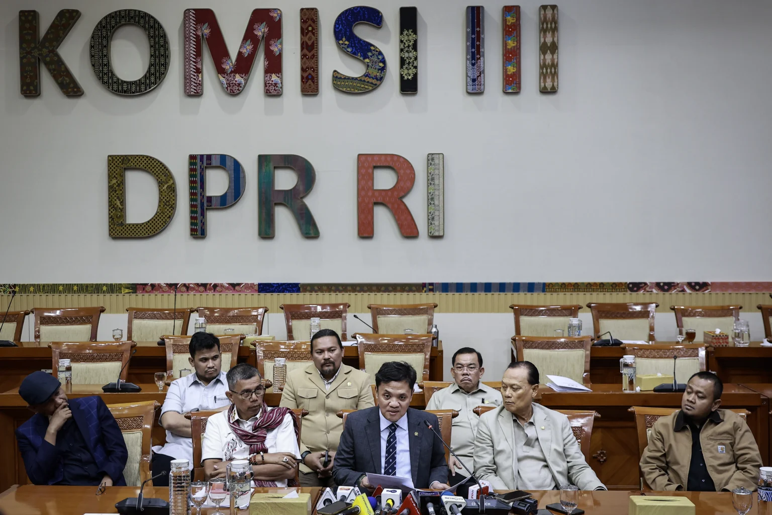 Ketua Komisi III DPR Habiburokhman (tengah) didampingi (dari kiri) anggota Komisi III DPR Rudianto Lallo, Hinca Panjaitan, Adang Daradjatun, dan Bimantoro Wiyono saat menyampaikan keterangan pers terkait RUU tentang Perampasan Aset di Kompleks Parlemen, Senayan, Jakarta