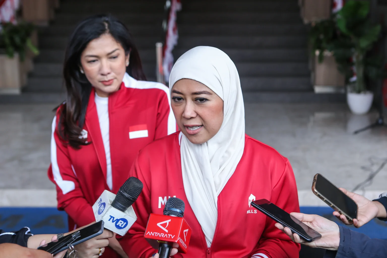 Menteri Komunikasi dan Digital (Menkomdigi) Meutya Hafid (kanan) didampingi Direktur Jenderal Komunikasi Publik dan Media Kementerian Komunikasi dan Digital Fifi Aleyda Yahya (kiri) menyampaikan keterangan pers di Jakarta