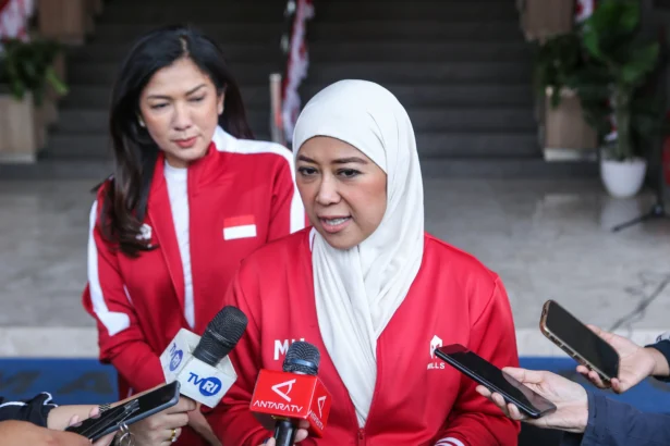 Menteri Komunikasi dan Digital (Menkomdigi) Meutya Hafid (kanan) didampingi Direktur Jenderal Komunikasi Publik dan Media Kementerian Komunikasi dan Digital Fifi Aleyda Yahya (kiri) menyampaikan keterangan pers di Jakarta