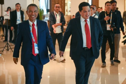 Menpora sekaligus Ketua Umum PSSI Erick Thohir (kanan) dan Sekjen PSSI Yunus Nusi (kiri) berjalan ke ruangan Kongres Biasa PSSI 2026 di Jakarta