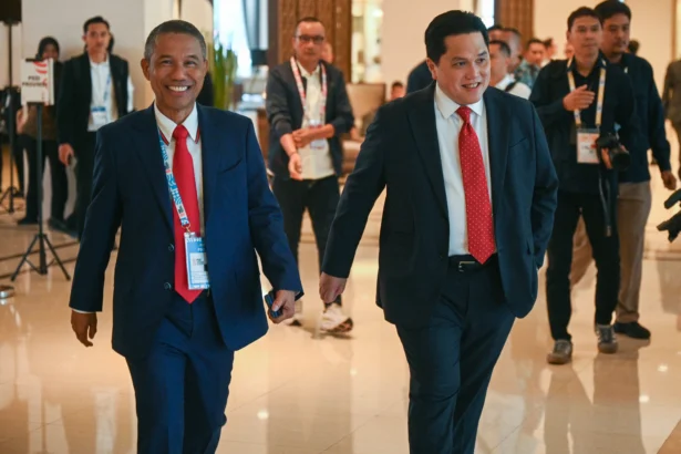 Menpora sekaligus Ketua Umum PSSI Erick Thohir (kanan) dan Sekjen PSSI Yunus Nusi (kiri) berjalan ke ruangan Kongres Biasa PSSI 2026 di Jakarta