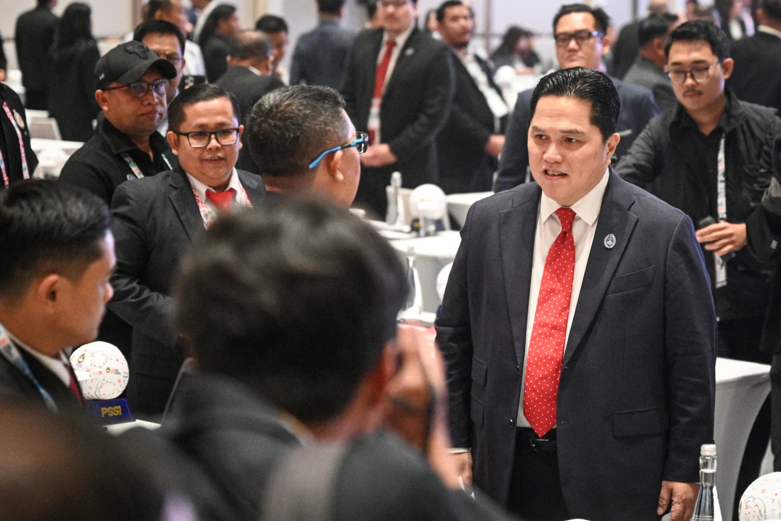 Menpora sekaligus Ketua Umum PSSI Erick Thohir (kanan) berbincang dengan peserta Kongres Biasa PSSI 2026 di Jakarta