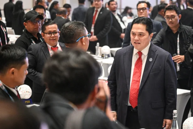 Menpora sekaligus Ketua Umum PSSI Erick Thohir (kanan) berbincang dengan peserta Kongres Biasa PSSI 2026 di Jakarta