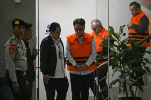 Direktur PT Wahana Semesta Bandung Ekspres Suhendrik (ketiga kanan), Direktur PT Cakrawala Kreasi Mandiri Ikin Asikin Dulmanan (kedua kanan), dan Komisaris PT Cipta Karya Sukses Bersama Elang Sophan Jaya Kusuma (kanan) berjalan menuju mobil tahanan usai menjalani pemeriksaan di Gedung Merah Putih KPK, Jakarta