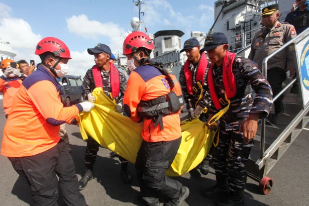 KRI Nala-363 mengevakuasi 30 penumpang selamat dan dua korban meninggal dunia dalam musibah terbakarnya KM Mutiara Sentosa II di perairan utara Madura pada Minggu (2/8). (Sumber: Antara Foto/Didik Suhartono/nym)