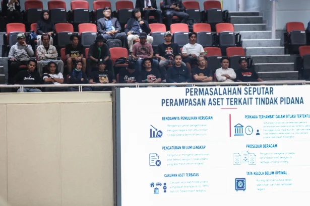 Koordinator Aliansi Masyarakat Pati Bersatu (AMPB) Supriyono alias Botox (keempat kiri) bersama rekan-rekannya menyaksikan Rapat Paripurna ke-3 Masa Persidangan I Tahun Sidang 2026-2027 di Kompleks Parlemen, Senayan, Jakarta, Kamis (27/8/2026).